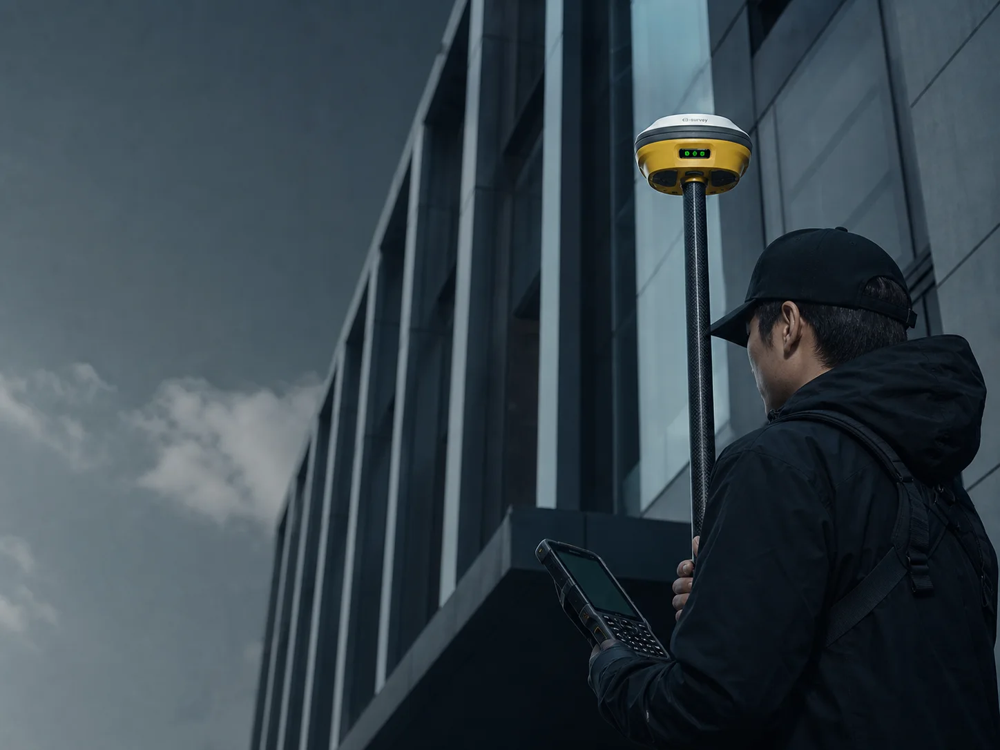 جهاز GNSS ووحدة تحكم أثناء العمل الميداني